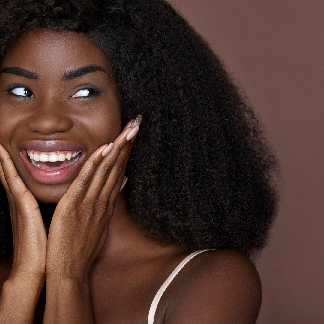 sMILING BALCK WOMAN
